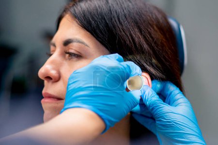 Foto de Primer plano médico ENT examina los oídos del paciente en el consultorio de la clínica con instrumentos profesionales - Imagen libre de derechos