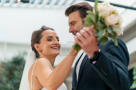 Téléchargez les photos : Portrait d'amoureux heureux mariée et marié en robe blanche voile jeunes mariés dansent pendant la célébration du mariage - en image libre de droit