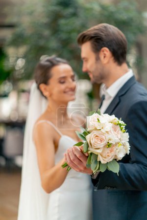Téléchargez les photos : Portrait d'amoureux heureux mariée et marié en robe blanche voile jeunes mariés dansent pendant la célébration du mariage - en image libre de droit
