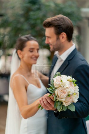 Foto de Retrato de amantes felices novia y novio en vestido blanco velo recién casados danza durante la celebración de la boda - Imagen libre de derechos