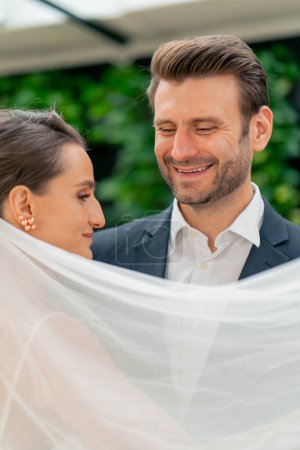 Foto de Retrato de amantes felices novia y novio en vestido blanco y velo en el altar recién casados en la boda durante la ceremonia votos románticos - Imagen libre de derechos