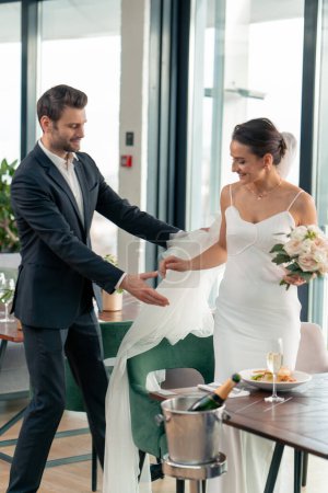 Téléchargez les photos : Portrait d'amoureux souriants le marié invite la mariée à la danse des jeunes mariés au mariage au restaurant pendant la célébration - en image libre de droit