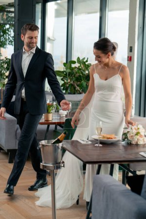 Téléchargez les photos : Portrait d'amoureux souriants le marié invite la mariée à la danse des jeunes mariés au mariage au restaurant pendant la célébration - en image libre de droit