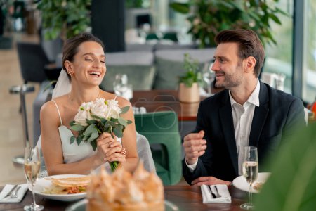 Foto de Retrato de novia sonriente y novio en el amor recién casados boda en el restaurante durante la celebración del amor romance - Imagen libre de derechos