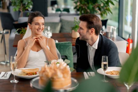Téléchargez les photos : Portrait de mariée souriante et marié en amour mariage de jeunes mariés au restaurant pendant la célébration de la romance d'amour - en image libre de droit
