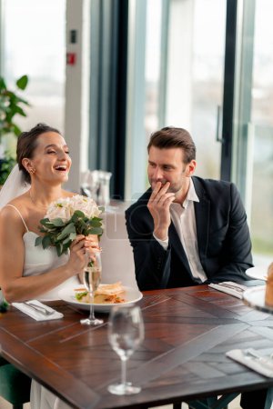 Foto de Retrato de novia sonriente y novio en el amor recién casados boda en el restaurante durante la celebración del amor romance - Imagen libre de derechos