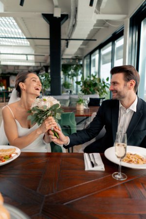 Téléchargez les photos : Portrait de mariée souriante et marié en amour mariage de jeunes mariés au restaurant pendant la célébration de la romance d'amour - en image libre de droit