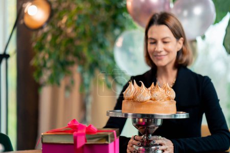 Foto de Retrato de feliz cumpleaños chica buscando pastel de cumpleaños durante la fiesta en el restaurante - Imagen libre de derechos