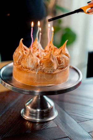 Foto de Primer plano de delicioso pastel delicioso soporte con velas durante la fiesta de cumpleaños en el restaurante - Imagen libre de derechos