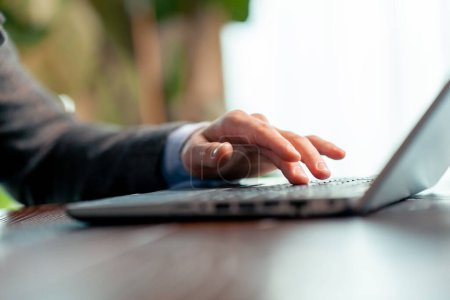 Téléchargez les photos : Gros plan des mains masculines de l'homme d'affaires appuyant sur clavier d'ordinateur portable freelance technologie finance et affaires - en image libre de droit