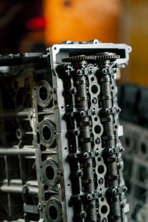 Foto de Primer plano Bloque de motor desmontado está sobre la mesa el mecánico abrió el mecanismo de la válvula de bloqueo Reparación de capital motor - Imagen libre de derechos