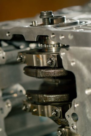 Foto de Close up El conjunto de pistones del cigüeñal close-up en el escritorio de un mecánico automático Repuestos de la suspensión del automóvil - Imagen libre de derechos