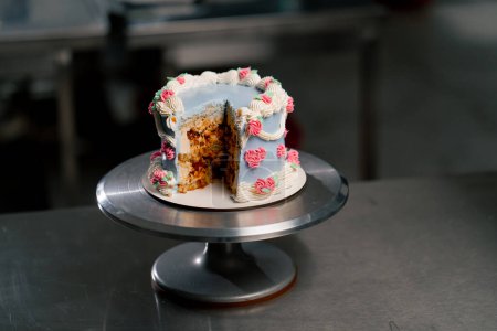 Foto de En la cocina profesional la torta terminada está parada en una demostración transversal del soporte - Imagen libre de derechos