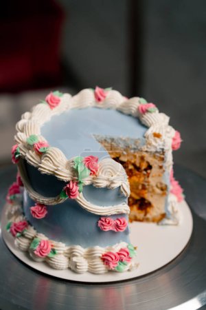 Téléchargez les photos : Close-up dans la cuisine professionnelle le gâteau fini se tient sur un stand démonstration transversale - en image libre de droit