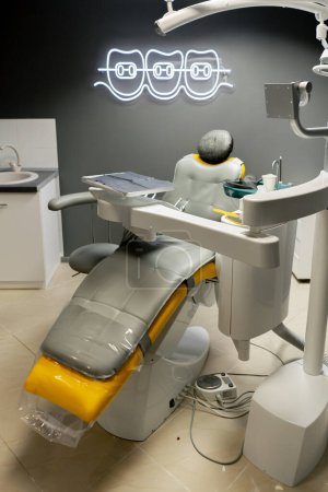 consultorio dental blanco estéril listo para robots silla amarilla para el paciente y el equipo blanco