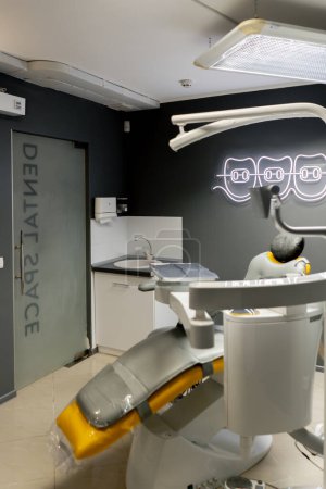 Zahnarztpraxis weiß steril bereit für Roboter gelben Stuhl für den Patienten und weiße Ausrüstung