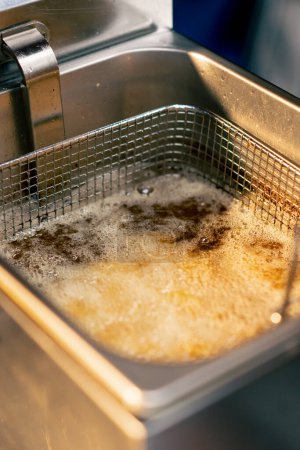 Téléchargez les photos : Friture en gros plan dans l'huile friture pommes de terre et patates douces faire bouillir l'huile - en image libre de droit