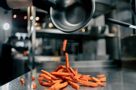 Foto de Primer plano de las patatas fritas dulces derramadas en la mesa de cocineros antes de cocinar - Imagen libre de derechos