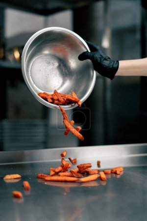 Téléchargez les photos : Gros plan des frites de patates douces déversées sur la table des cuisiniers avant la cuisson - en image libre de droit
