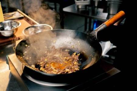 Téléchargez les photos : Gros plan d'une poêle avec des œufs et de la viande sur la cuisinière presque prête à l'emploi - en image libre de droit