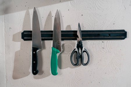 Téléchargez les photos : Gros plan dans la cuisine d'outils professionnels sur un tableau magnétique au mur - en image libre de droit