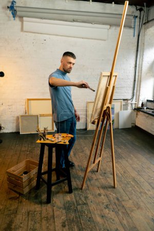Téléchargez les photos : Général tourné dans un atelier d'art d'une toile sur laquelle sont peintes des touches roses - en image libre de droit