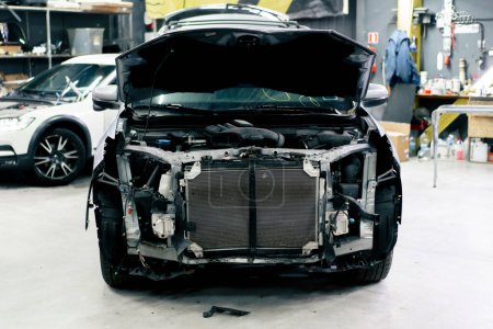 ein zerlegtes Teil eines Autos vor einer kompletten Reparatur nach einem Unfall an einer Tankstelle