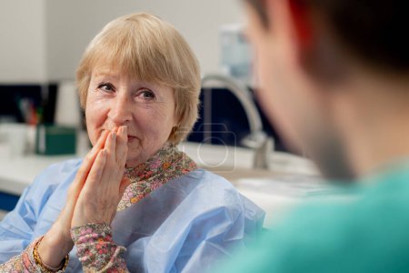 Téléchargez les photos : Close up consultation between a doctor and an elderly patient in a plastic surgery clinic - en image libre de droit