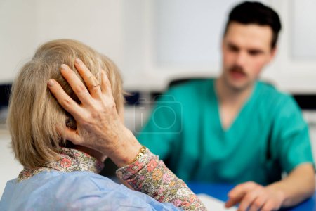 Téléchargez les photos : Close up consultation between a doctor and an elderly patient in a plastic surgery clinic - en image libre de droit