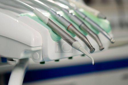 Téléchargez les photos : Fermer dans une clinique dentaire un dispositif avec différents accessoires pour percer les dents - en image libre de droit