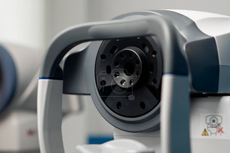 Foto de Primer plano en una clínica de oftalmología una máquina para comprobar la longitud focal de los ojos - Imagen libre de derechos