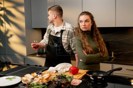 junges verliebtes Paar in schöner Küche kocht gemeinsam Konflikt negative Stimmung Streit