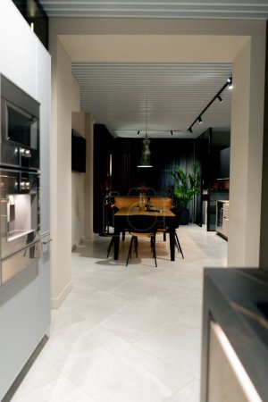 Foto de Ambiente acogedor de un apartamento de diseño con una cocina que conduce a una sala de estar minimalismo en el diseño - Imagen libre de derechos