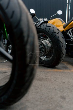 fermer Dans un atelier de réparation de motos dans la cour, il y a un entrepôt de motos et de variations de pneus