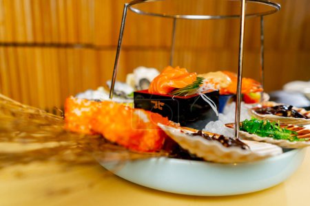 Foto de Primer plano en el restaurante japonés un plato caro de mariscos listo para ser servido a los huéspedes - Imagen libre de derechos