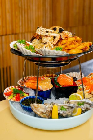 Téléchargez les photos : Close-up dans le restaurant japonais une assiette chère de fruits de mer prêt à être servi aux invités - en image libre de droit