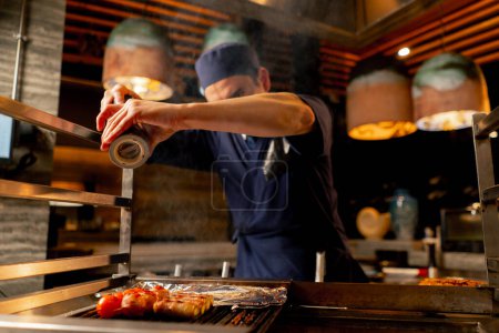 Téléchargez les photos : Au restaurant japonais, les sels du chef grillés divers légumes frits comme plat d'accompagnement pour le poisson - en image libre de droit