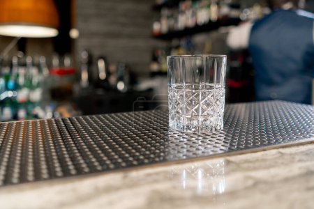 Foto de Primer plano en un restaurante japonés hay un vaso de vidrio limpio en el mostrador de bar - Imagen libre de derechos