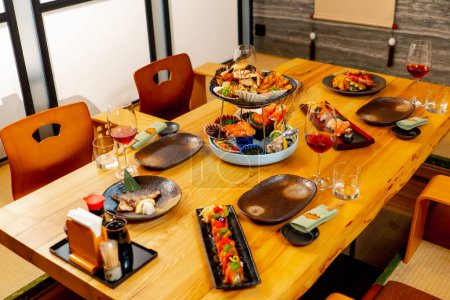 Téléchargez les photos : Dans un restaurant japonais une salle traditionnelle japonaise pour le déjeuner une table avec des plats de poisson - en image libre de droit