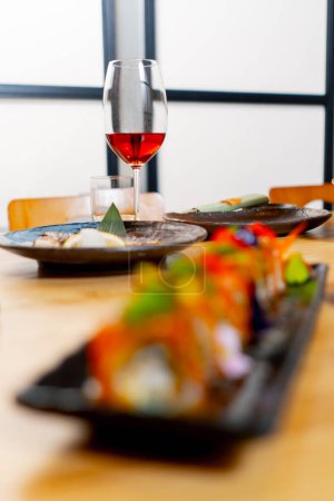 Téléchargez les photos : Fermer dans un restaurant japonais une salle traditionnelle japonaise pour le déjeuner une table avec des plats de poisson - en image libre de droit