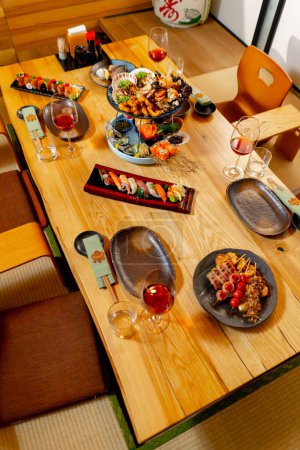 Foto de En un restaurante japonés una sala tradicional japonesa para el almuerzo una mesa con platos de pescado - Imagen libre de derechos