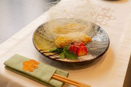 Foto de Primer plano en un restaurante japonés una sala tradicional japonesa para el almuerzo una mesa con platos de pescado - Imagen libre de derechos
