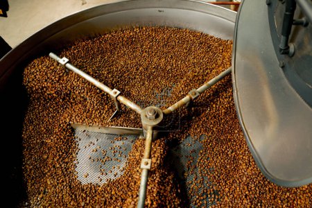 Téléchargez les photos : Plan du haut gros plan d'une usine de torréfaction de café à l'intérieur d'un tambour torréfiant café - en image libre de droit