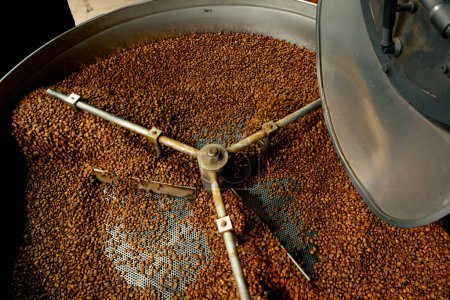 Téléchargez les photos : Plan du haut gros plan d'une usine de torréfaction de café à l'intérieur d'un tambour torréfiant café - en image libre de droit