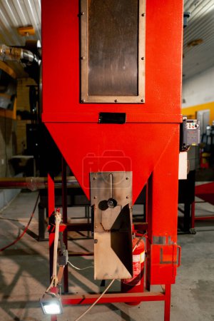 Téléchargez les photos : Dans une usine de torréfaction, un travailleur utilise une machine pour distribuer du café prêt à l'emploi dans des sacs - en image libre de droit