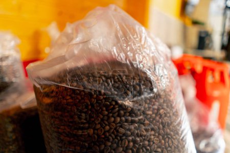 Foto de Primer plano de las bolsas de café recién tostado terminado en una fábrica de tostado de café - Imagen libre de derechos