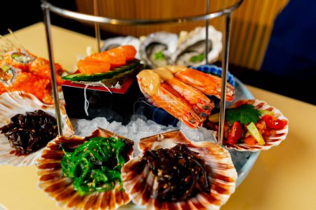 Foto de Primer plano en el restaurante japonés un plato caro de mariscos listo para ser servido a los huéspedes - Imagen libre de derechos