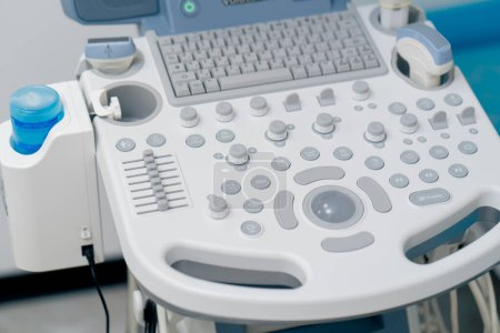 Foto de Primer plano en un consultorio ginecológico un control remoto para el examen por ultrasonido de los pacientes - Imagen libre de derechos