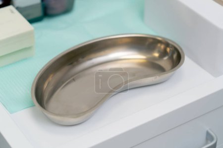 Foto de Primer plano en la sala de ginecología en la mesa hay un recipiente de metal para la eliminación estéril - Imagen libre de derechos