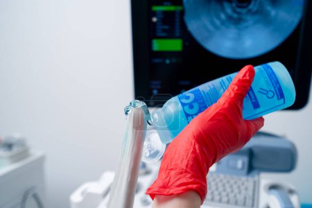Foto de Primer plano en el consultorio ginecológico médico de la máquina de ultrasonido clínica aplica lubricante - Imagen libre de derechos